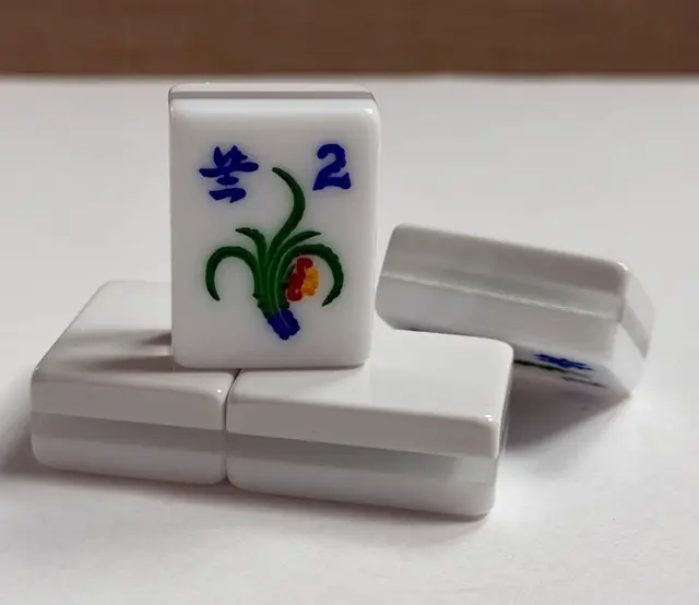 Mah Jongg Maven 3 Layer White Engraved and Hand Painted American Mah Jongg set